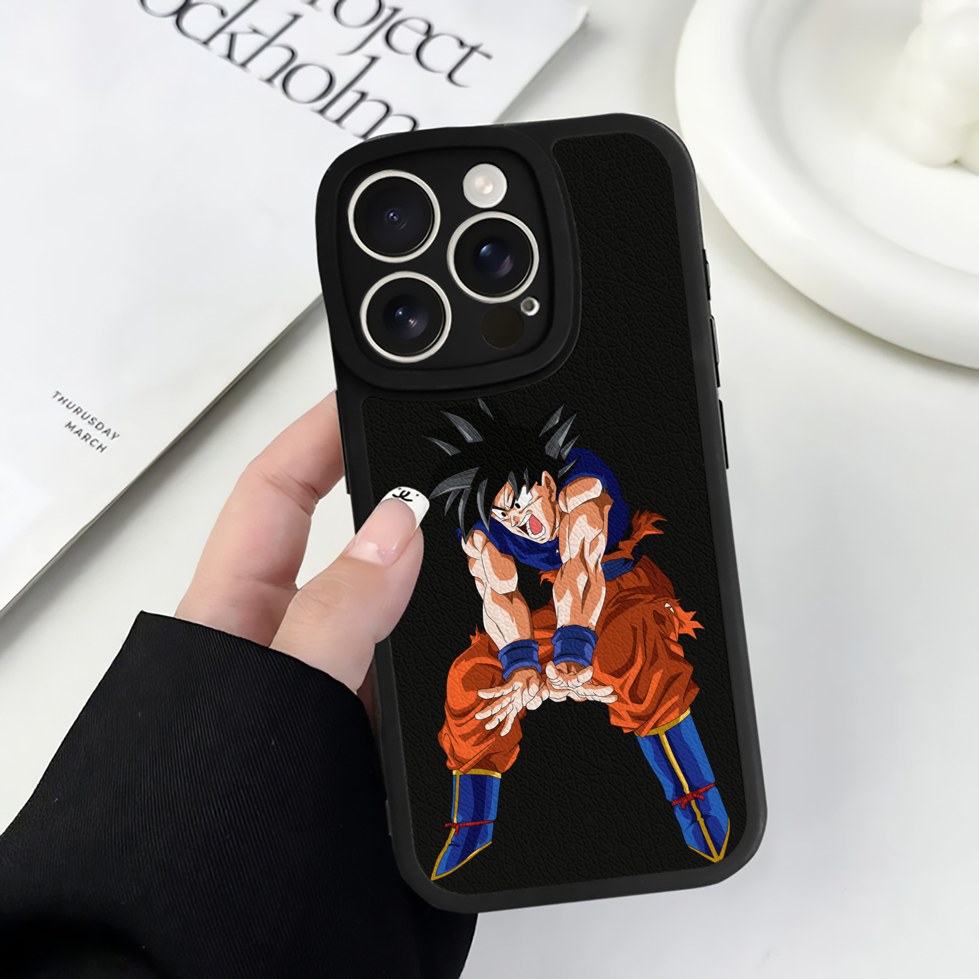 （画像用） ドラゴンボール 孫悟空（そん ごくう）Son Goku カカロット DRAGON BALL Kakarotto 【iPhone 16シリーズ対応】シリコンスマホケース（レザー調） 材質：シリコン